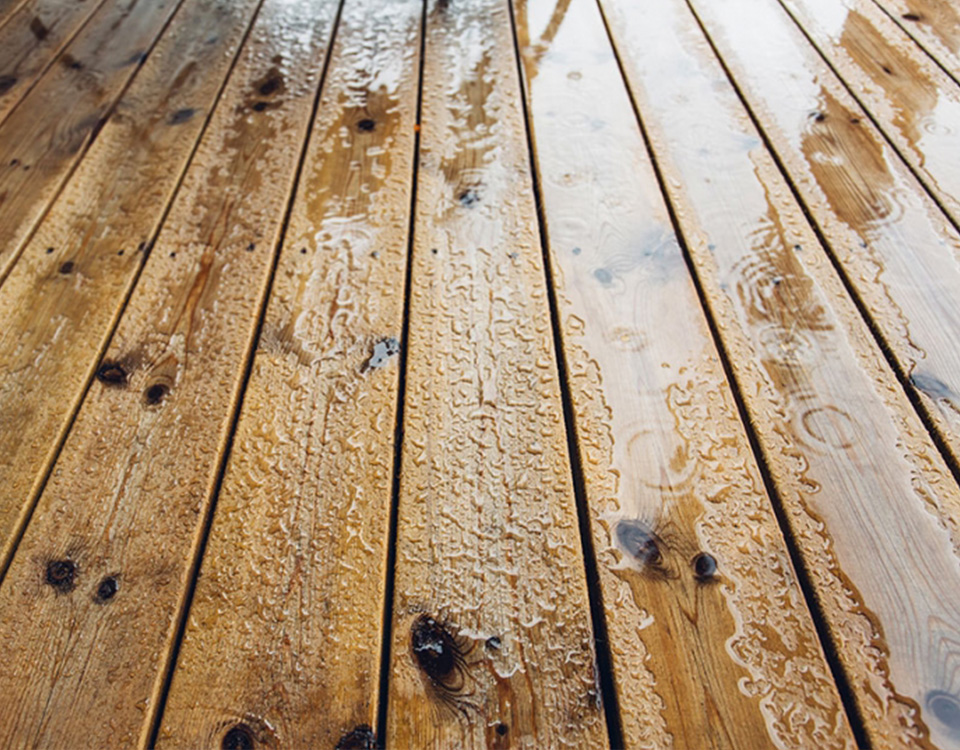 Woda nie wnikająca w drewnianą podłogę na balkonie, solidne zabezpieczenie lakierobejcą